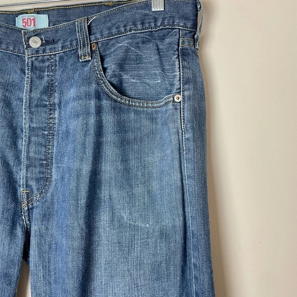 Levi's | Men's Medium Wash Straight Leg Button Fly Jeans 38x32 - Picture 2 of 7